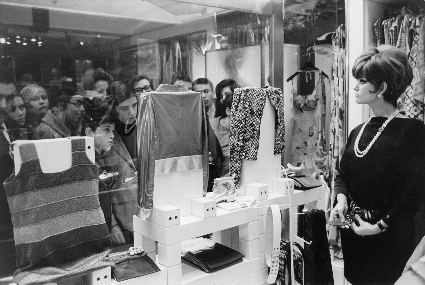 A híres színésznő egy monacói üzletben vásárol, miközben rajongók figyelik 1975-ben – Fotó: Ullstein Bild / Getty Images