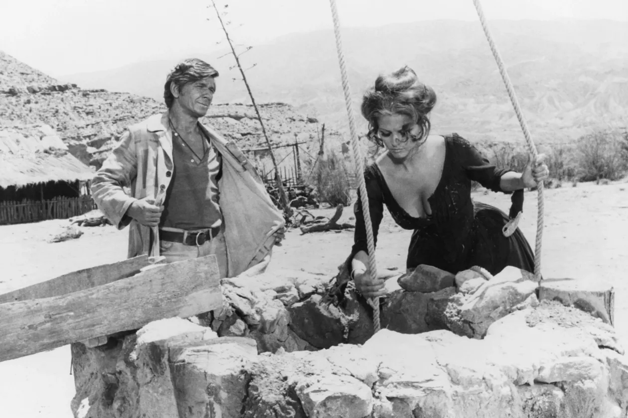  Charles Bronson és Claudia Cardinale Sergio Leone Volt egyszer egy Vadnyugat című filmjének egyik jelenetében – Fotó: Sunset Boulevard / Corbis; Screen Archives / Getty Images