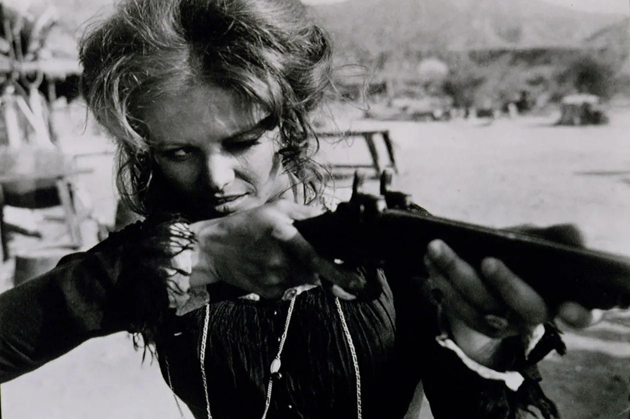  Charles Bronson és Claudia Cardinale Sergio Leone Volt egyszer egy Vadnyugat című filmjének egyik jelenetében – Fotó: Sunset Boulevard / Corbis; Screen Archives / Getty Images