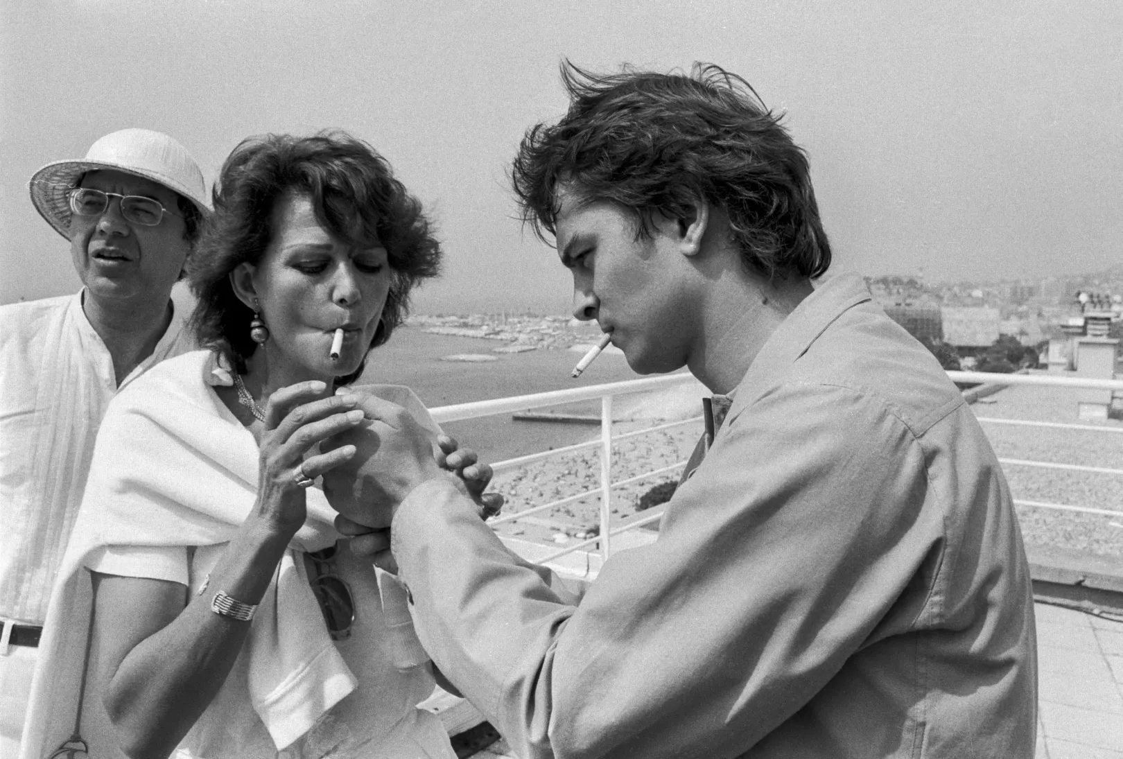 Claudia Cardinale cigarettára gyújt az 1982-es cannes-i filmfesztiválon – Fotó: Jean-Louis Urli / Gamma-Rapho / Getty Images