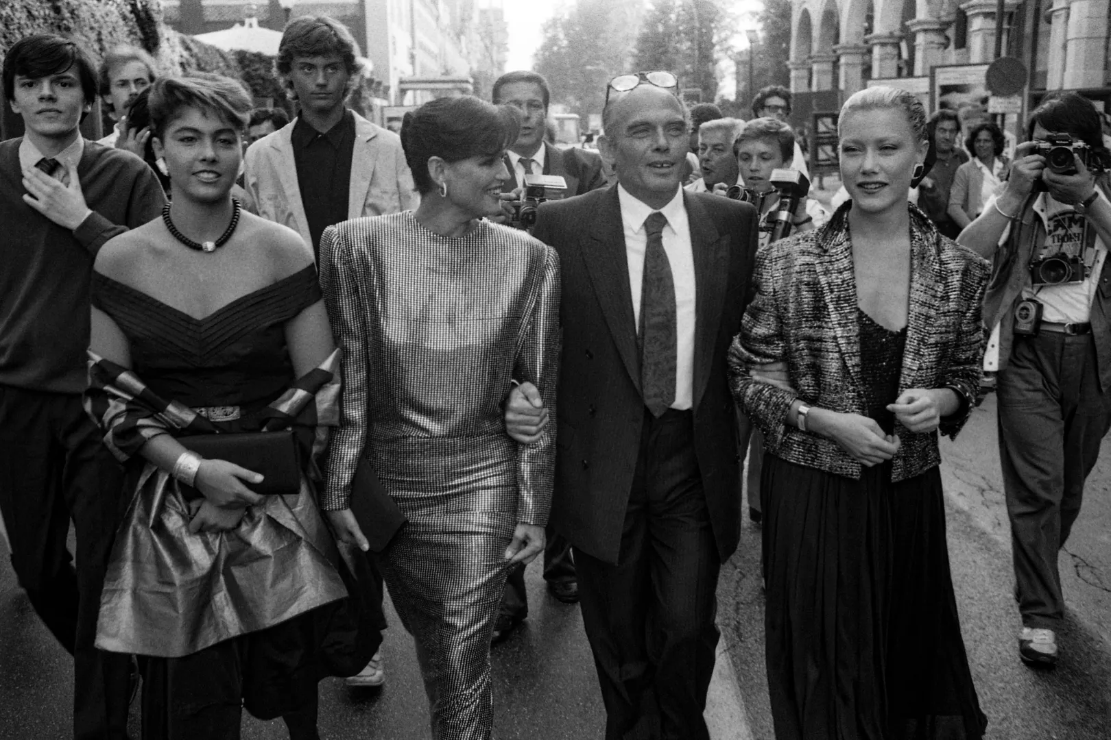 Claudia Cardinale társa, a filmrendező Pasquale Squitieri (1938–2017) oldalán a velencei filmfesztiválon 1984-ben a Claretta című filmjük vetítésekor – Fotó: Edoardo Fornaciari / Getty Images