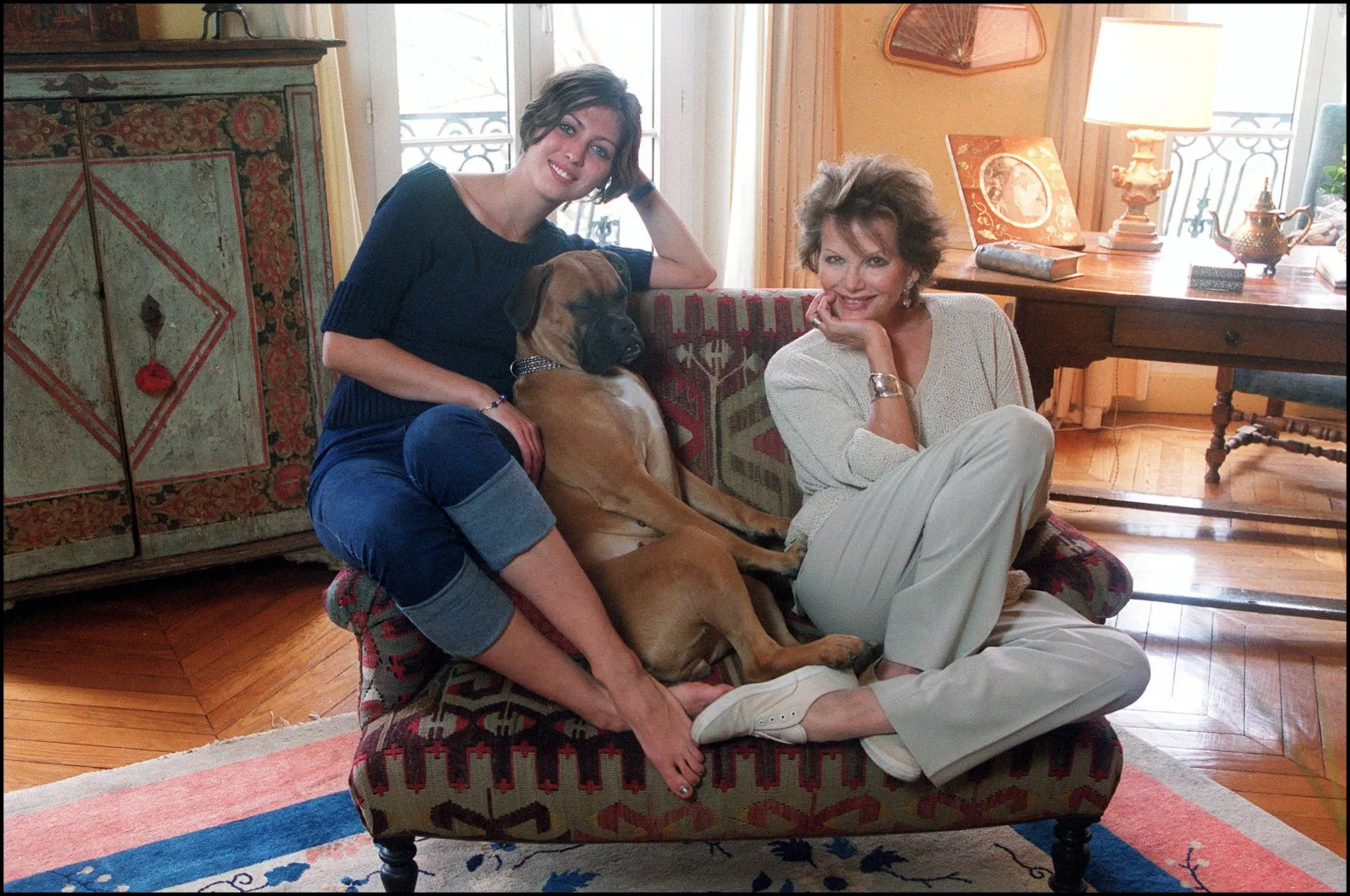 Claudia Cardinale lányával, Claudiával párizsi lakásukban 2000-ben – Fotó: Gamma-Rapho / Getty Images