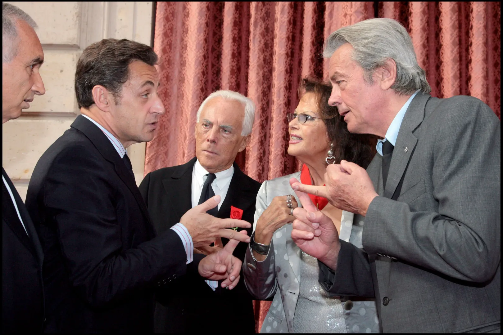 Alain Terzian, Nicolas Sarkozy, Alain Delon, Claudia Cardinale és Giorgio Armani a Becsületrend átadóünnepségén a párizsi Elysée-palotában – Fotó: Bertrand Rindoff Petroff / Getty Images
