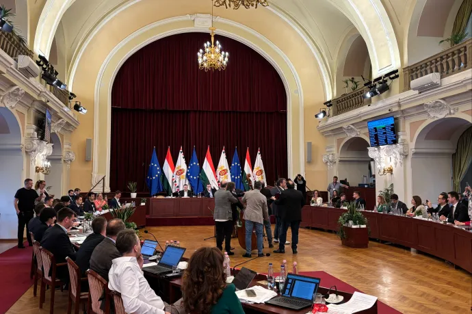 Élőben, a Fővárosi Közgyűlés üléstermében zenéltek cigányzenészek