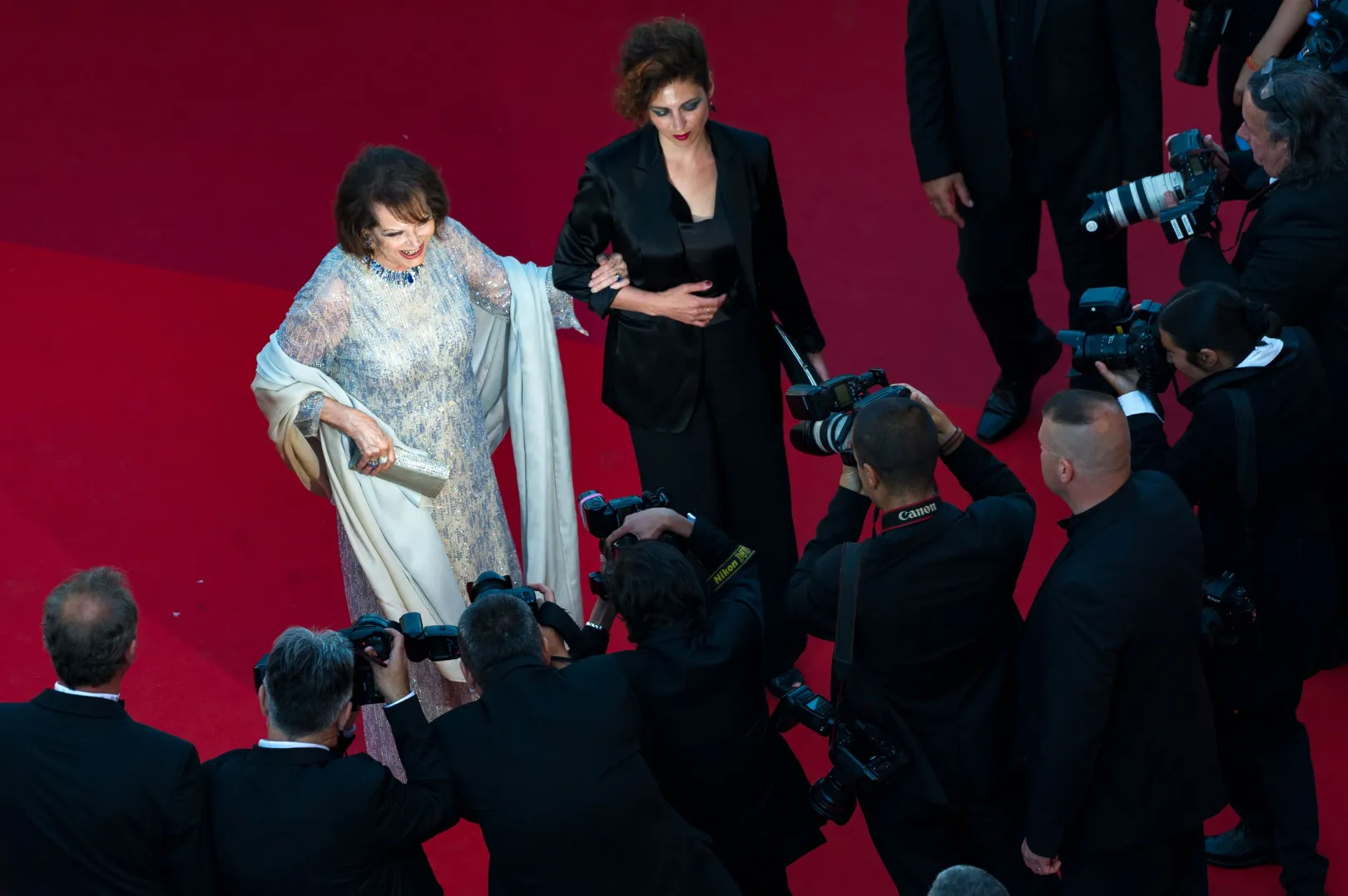 A 82 éves Claudia Cardinale a 70. Cannes-i Filmfesztiválon bevonul a Palais des Festivals-be 2017-ben – Stephane Cardinale / Corbis / Getty Images