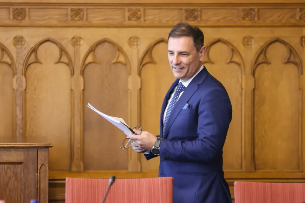 Tuzson Bence háromoldalas jelentést tett ki a Szőlő utcai javítóintézet ügyéről, az MI6 is szóba kerül benne