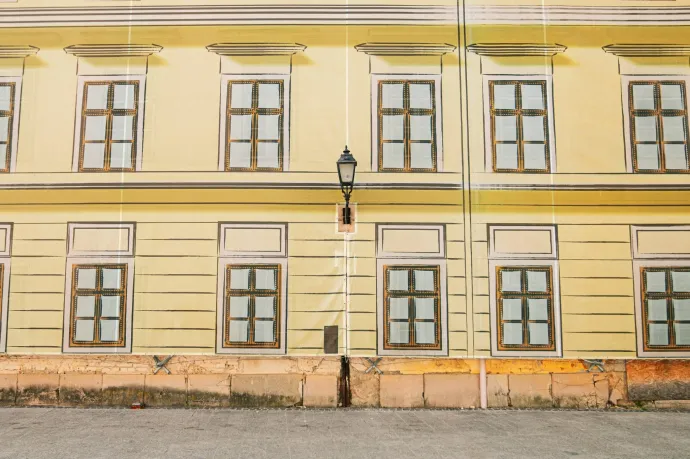 A Schäffer-ház ponyvával letakarva – Fotó: Szami