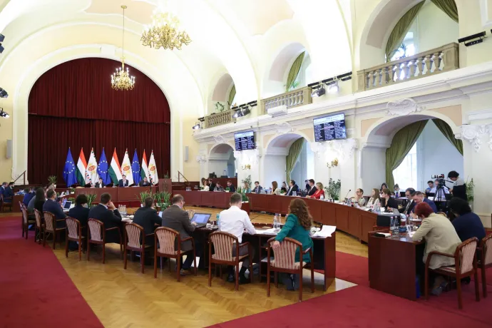 Fővárosi Közgyűlés: sok „politikai habverés” között Kelenföld rendbe hozásáról és a bankkártyás közvécékről is szó volt