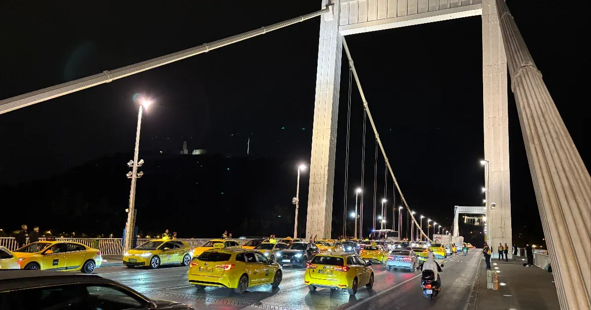 Taxisok lassítják a forgalmat Budapest belvárosában