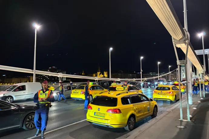 Taxisok lassították a forgalmat Budapest belvárosában