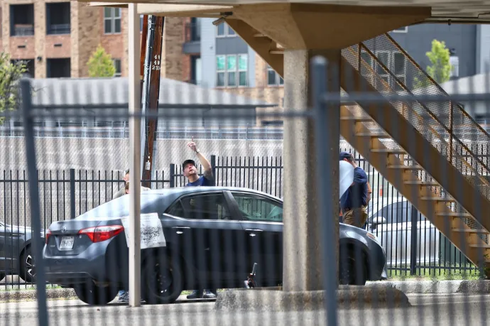 Kormányhivatal-ellenes üzeneteket vésett lőszereibe az amerikai bevándorlási hivatalra tüzet nyitó lövöldöző