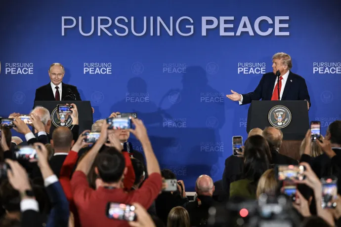 Vlagyimir Putyin és Donald Trump a két elnök alaszkai találkozóját követő sajtótájékoztatón 2025. augusztus 15-én – Fotó: Drew Angerer / AFP