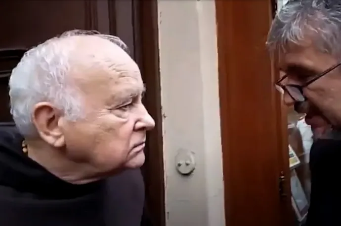 Harangzúgásból szóváltás: Orbánig jutott Hadházy vitája a szerzetessel