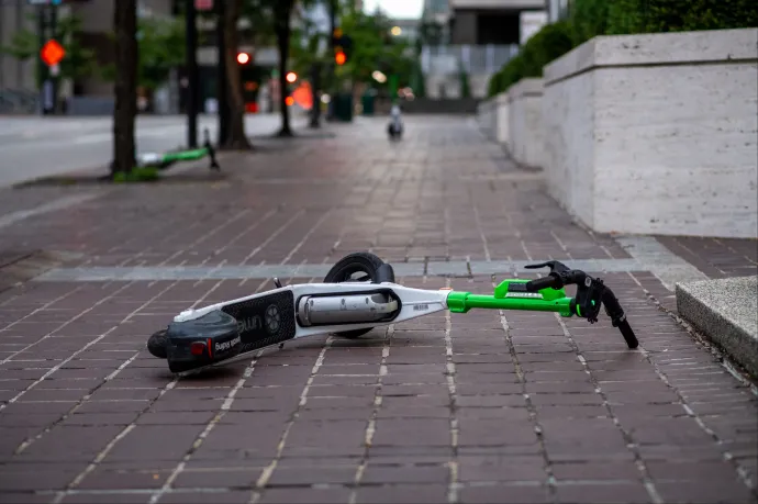 Teljes tiltás vagy iskolai tájékoztatás? Megoszlanak a vélemények a halálos rollerbalesetek megelőzéséről