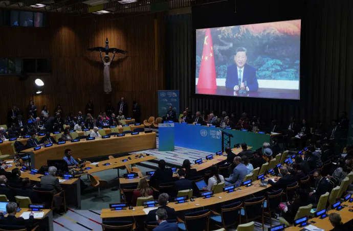 Hszi Csin-ping kínai elnök videóüzenete a kivetítőn az ENSZ Klímacsúcson 2025. szeptember 24-én New Yorkban – Fotó: Wu Xiaoling / Xinhua / AFP