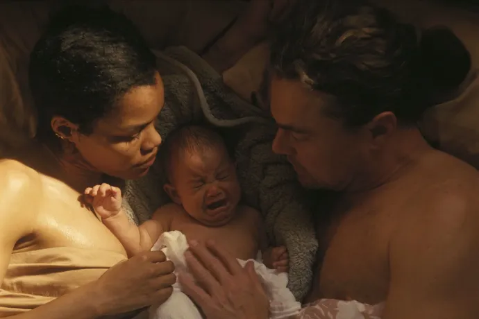 Teyana Taylor és Leonardo DiCaprio a film egyik jelenetében – Fotó: Warner Bros