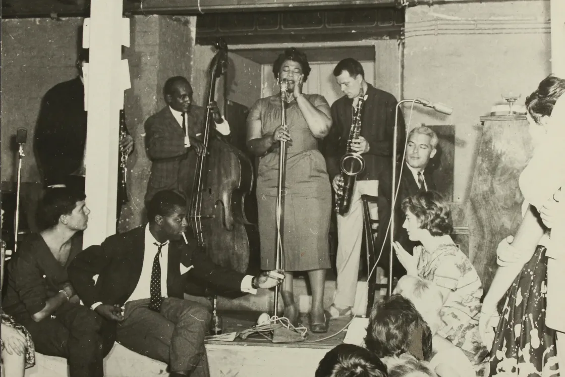 Ella Fitzgerald koncert közben elfelejtette a dalszöveget, erre akkorát improvizált, hogy Grammyt kapott érte