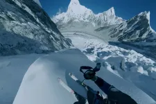 Oxigénpalack nélkül megmászta a világ tetejét, aztán le is síelt róla a lengyel síalpinista