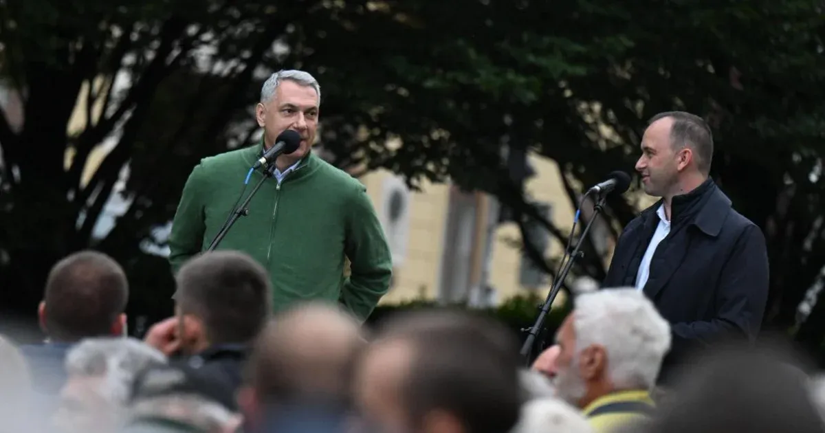 „Ki az a Zsolti bácsi?” feliratú táblával várták Lázár Jánost Sopronban