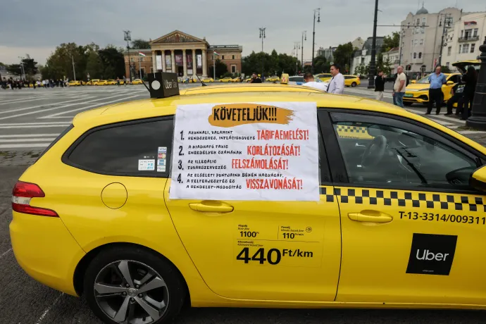 A taxisok által megfogalmazott követelések a Hősök terén tartott demonstráción 2025. szeptember 24-én – Fotó: Huszti István / Telex
