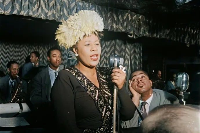 Ella Fitzgerald koncert közben elfelejtette a dalszöveget, erre akkorát improvizált, hogy Grammyt kapott érte