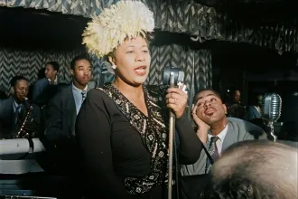 Ella Fitzgerald koncert közben elfelejtette a dalszöveget, erre akkorát improvizált, hogy Grammyt kapott érte