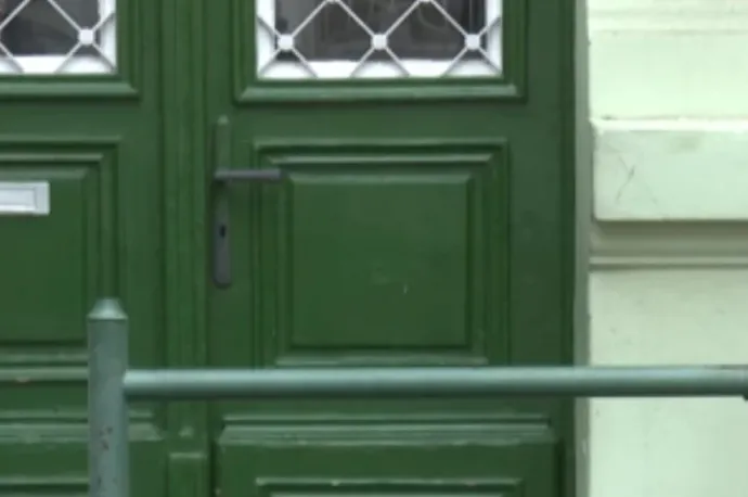 Bilincsben vittek el a rendőrök egy tanítónőt egy szegedi iskolából