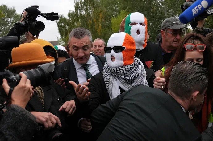 Ejtették a terrorizmus vádját a Kneecap rappere ellen