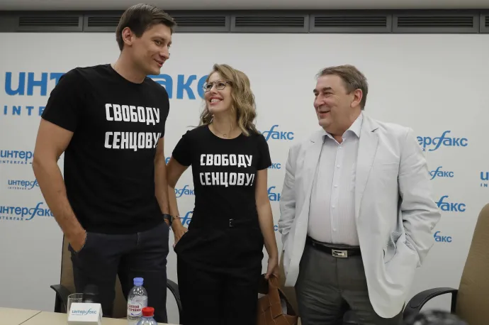 Dmitrij Gudkov volt orosz parlamenti képviselő, ellenzéki vezető, Kszenyija Szobcsak orosz televíziós személyiség, volt elnökjelölt és Andrej Nyecsajev, a Polgári Kezdeményezés párt elnöke egy moszkvai sajtóértekezleten 2018. május 31-én – Fotó: Szergej Ilnyickij