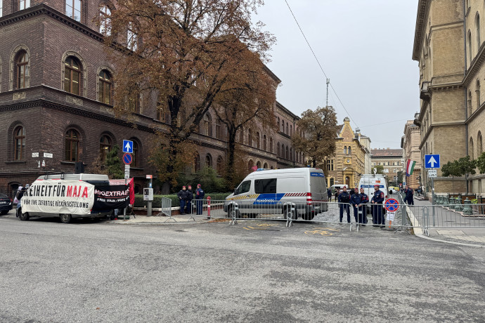 Rendőrök a kordonnál, a tüntető antifasiszták pedig a kordonon kívül – Fotó: Nádor András / Telex