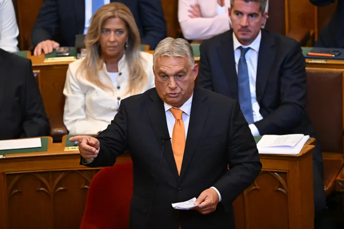 Orbán Viktor beszél a szeptember 22-i ülésnapon, miután Semjén Zsolt felszólalt – Fotó: Kisbenedek Attila / AFP