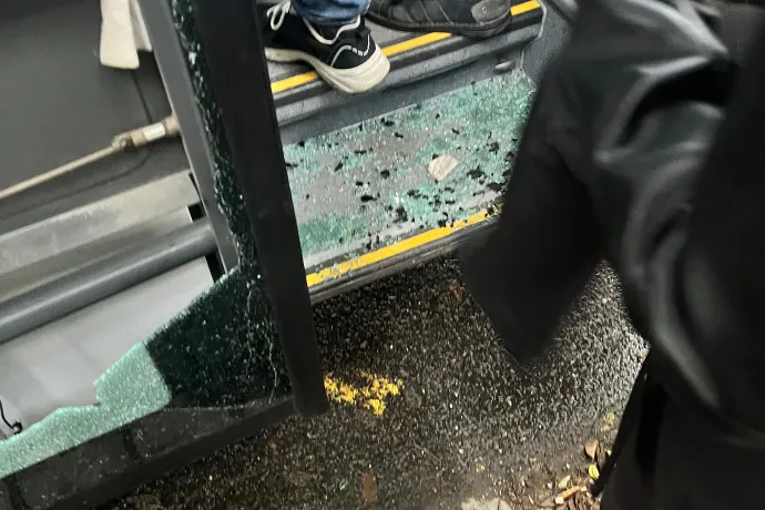 Kitört üvegű busz szállította az utasokat Vácról Berkenyére, a MÁV kötbérigénnyel lép fel az alvállalkozóval szemben