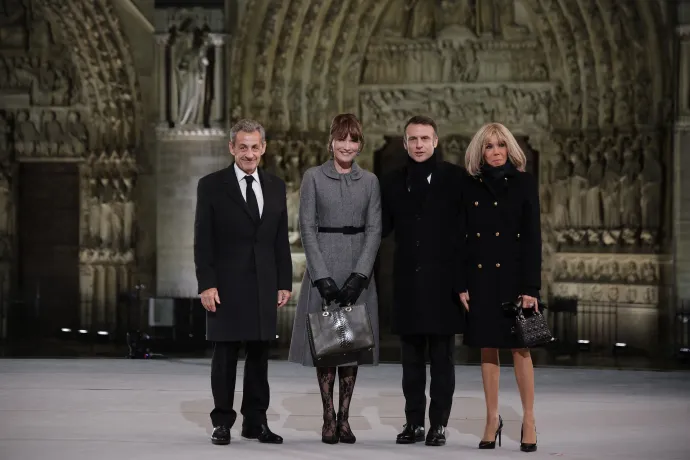 Nicola Sarkozy, Carla Bruni-Sarkozy, Emmanuel Macron és Brigitte Macron a felújított Notre Dame átadásán 2024. december 7-én – Fotó: Christophe Petit Tesson