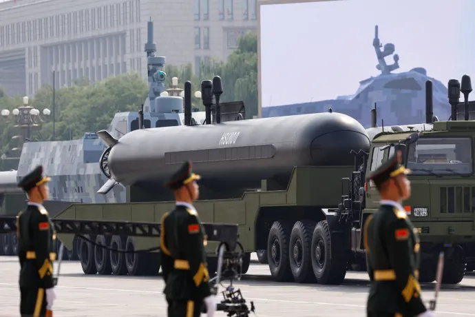 Vízalatti drón a második világháború lezárását ünneplő katonai parádén Pekingben 2025. szeptember 3-án – Fotó: Tingshu Wang / Reuters