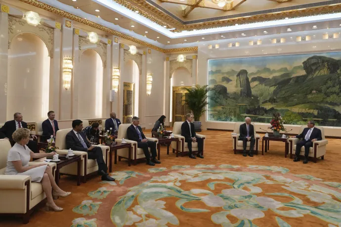 Az amerikai képviselőház delegációja és Li Csiang kínai miniszterelnök Pekingben 2025. szeptember 21-én – Fotó: Mahesh Kumar A. / AFP
