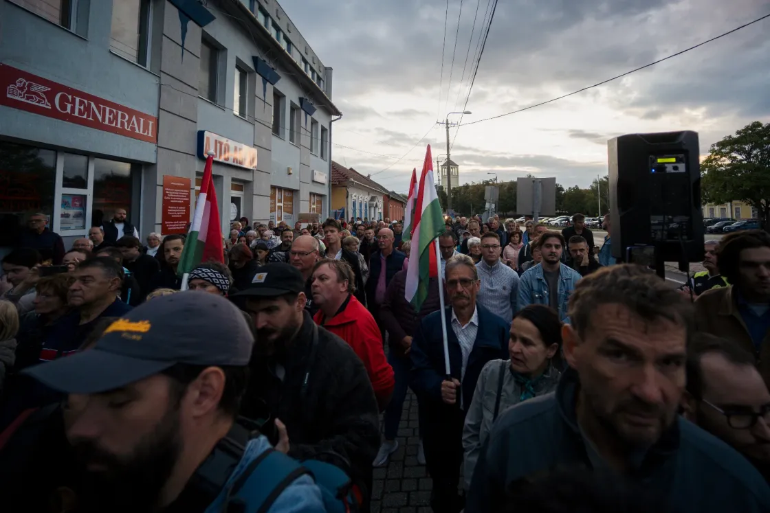 A gyűlöletkampányok ellen tüntettek Márki-Zay Péterék Hódmezővásárhelyen: „mostantól nem mondhatják, hogy a hazugság nem öl”