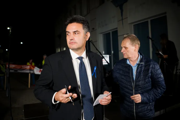 Márki-Zay Péter (b) jelenkori hódmezővásárhelyi és Molnár Róbert (j) egykori kübekházi polgármesterek a pénteki tüntetésen – Fotó: Bálint András / Szegeder