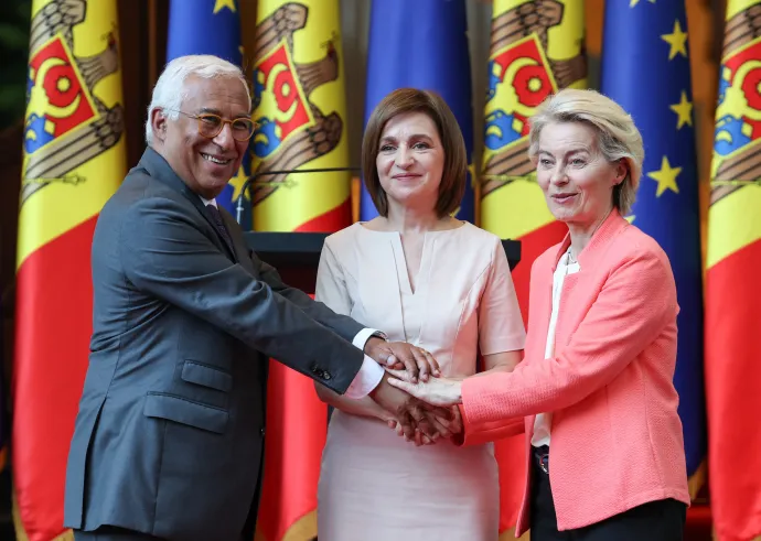 Antonio Costa és Ursula von der Leyen közrefogja a moldáv elnököt, Maia Sandut – Fotó: Elena Covalenco / AFP 