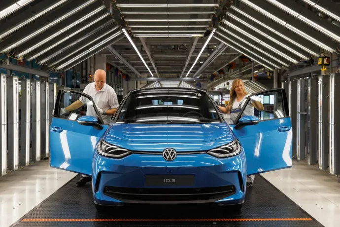 Nem fogy elég villanyautó Európában, fájdalmas lépésekre kényszerül a Volkswagen