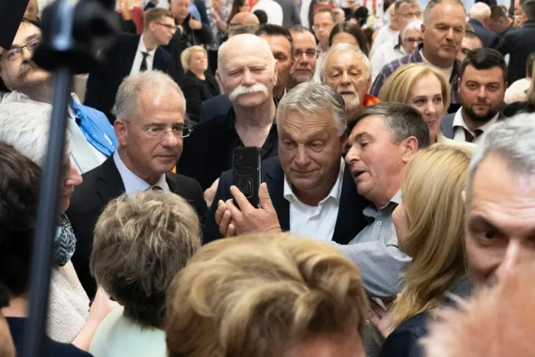 Orbán Viktor elmesélte, hogyan rohanta le gyanútlanul a konyhájukat Donald Trump