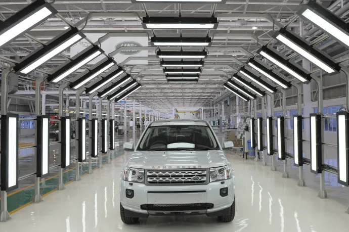 Hekkertámadás vágta falhoz a Jaguar Land Rovert, hetek óta áll a termelés, a cégcsoport államilag garantált hitelt kaphat