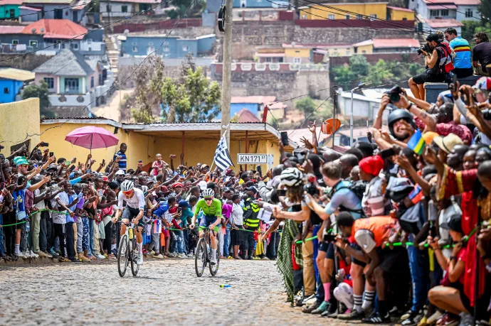 Isaac del Toro és Tadej Pogačar küzd az egyik emelkedőn – Fotó: Dirk Waem / Belgaimage / AFP