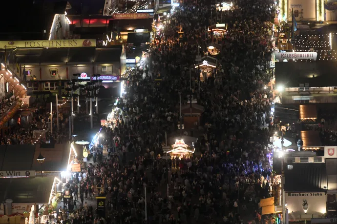 Beszámolók szerint pánik tört ki a túlzsúfoltság miatt az Oktoberfesten, egy ideig le kellett zárni a bejáratokat