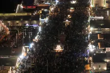 Beszámolók szerint pánik tört ki a túlzsúfoltság miatt az Oktoberfesten, egy ideig le kellett zárni a bejáratokat
