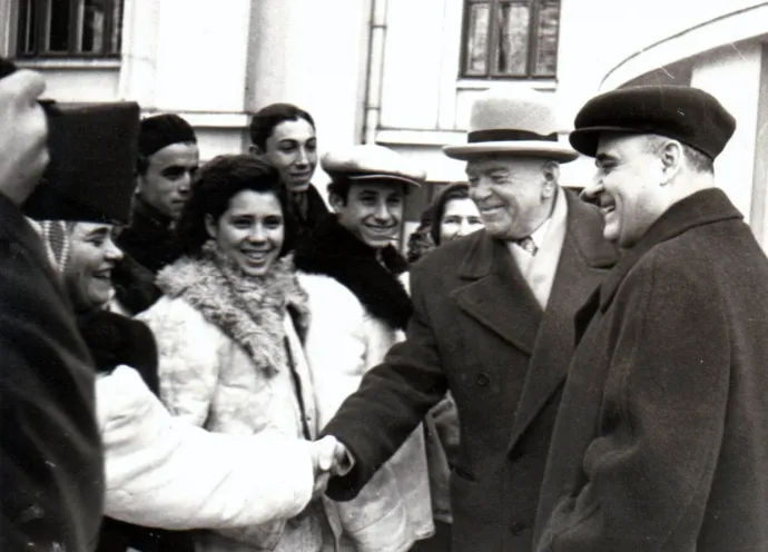 Gheorghe Gheorghiu-Dej és Petru Groza beszélgetnek a választókkal a szavazókörzet előtt, a néptanácsi képviselőválasztások napján 1953. december 20-án – Fotó: IICMER