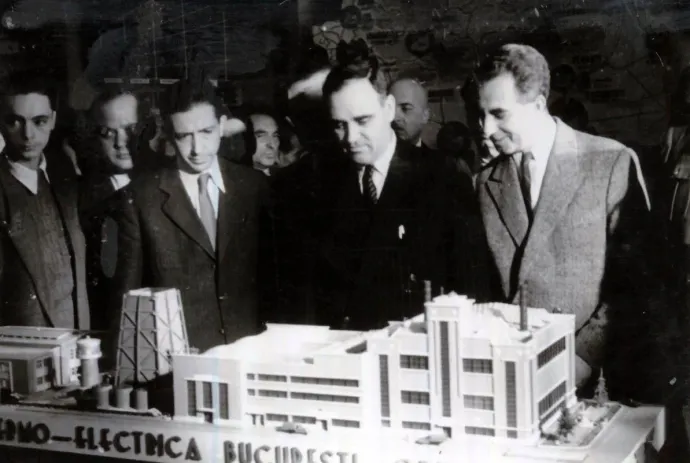 Gheorghe Gheorghiu-Dej jelenlétében nyitották meg 1946. szeptember 25-én a „Vasúthálózat újjáépítése és fejlesztése” című kiállítást a Dalles-teremben. Dej jobboldalán Vasile Luca áll – Fotó: IICMER