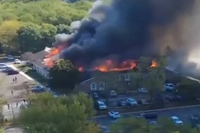 Több tömeglövöldözés is volt a hétvégén az Egyesült Államokban, az egyik egy mormon templomban, ami ki is gyulladt