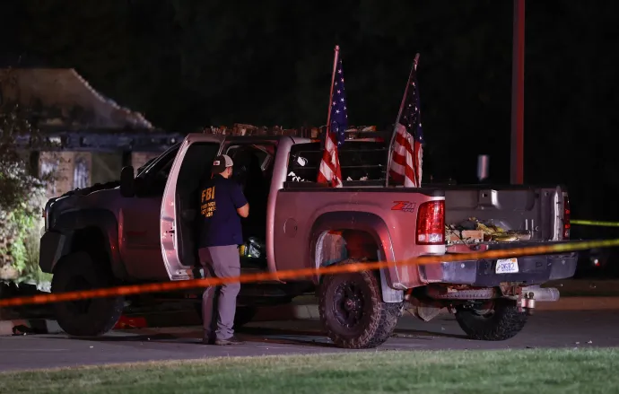Egy FBI-ügynök vizsgálja a lövöldöző autóját Michiganben – Fotó: Jeff Kowalsky / AFP 