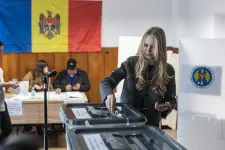 Moldovában az EU-barát párt vezet a sorsdöntő parlamenti választásokon