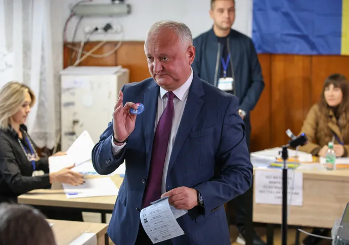 Igor Dodon, a BEP elnöke szavaz a moldovai parlamenti választásokon – Fotó: Vladislav Culiomza / Reuters